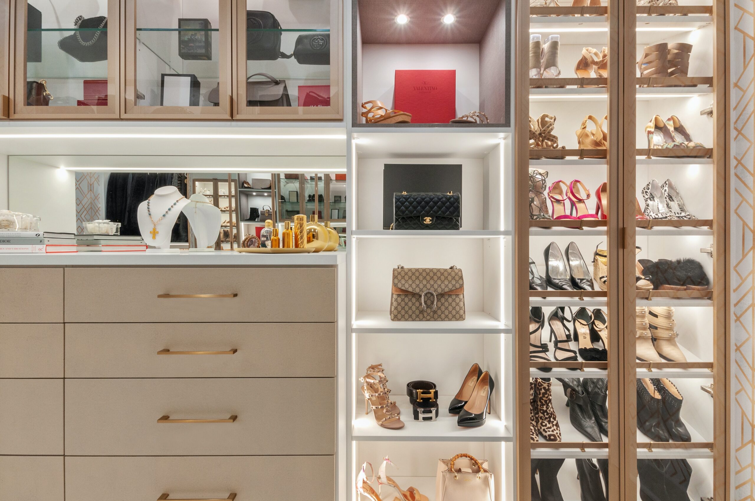 Designing a Chic and Organized Walk-In Closet