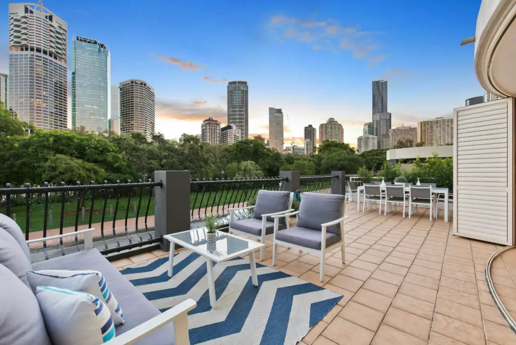 Creating a Chic and Relaxing Outdoor Dining Area